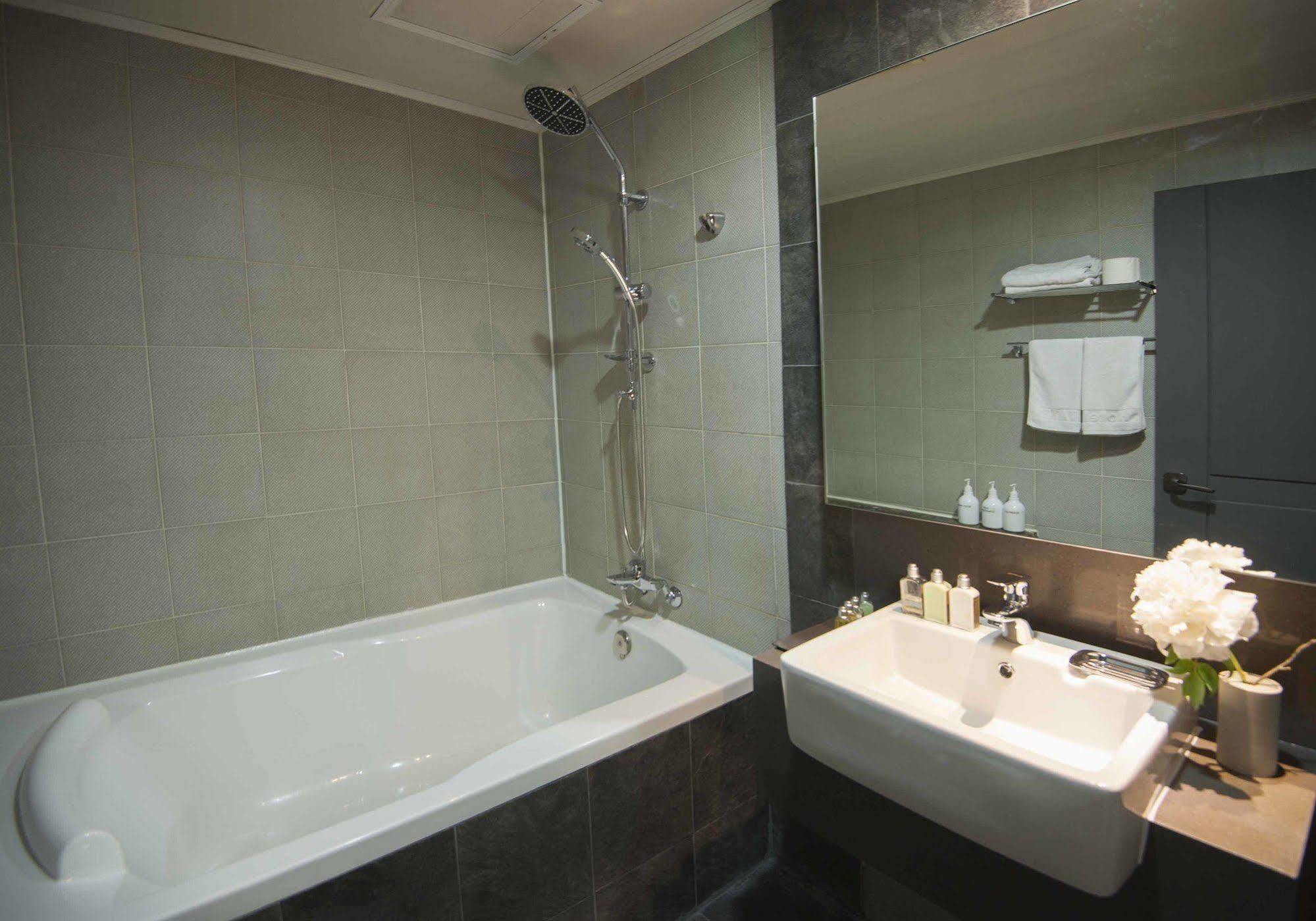 סוואן Hotel Tate מראה חיצוני תמונה
