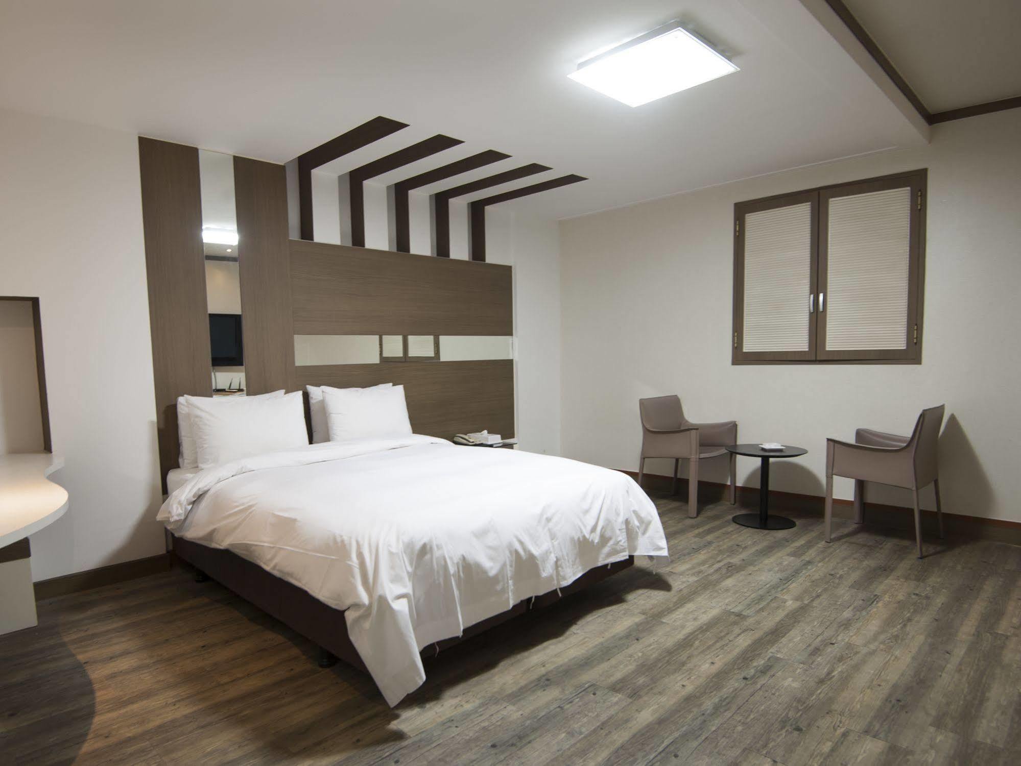 סוואן Hotel Tate מראה חיצוני תמונה