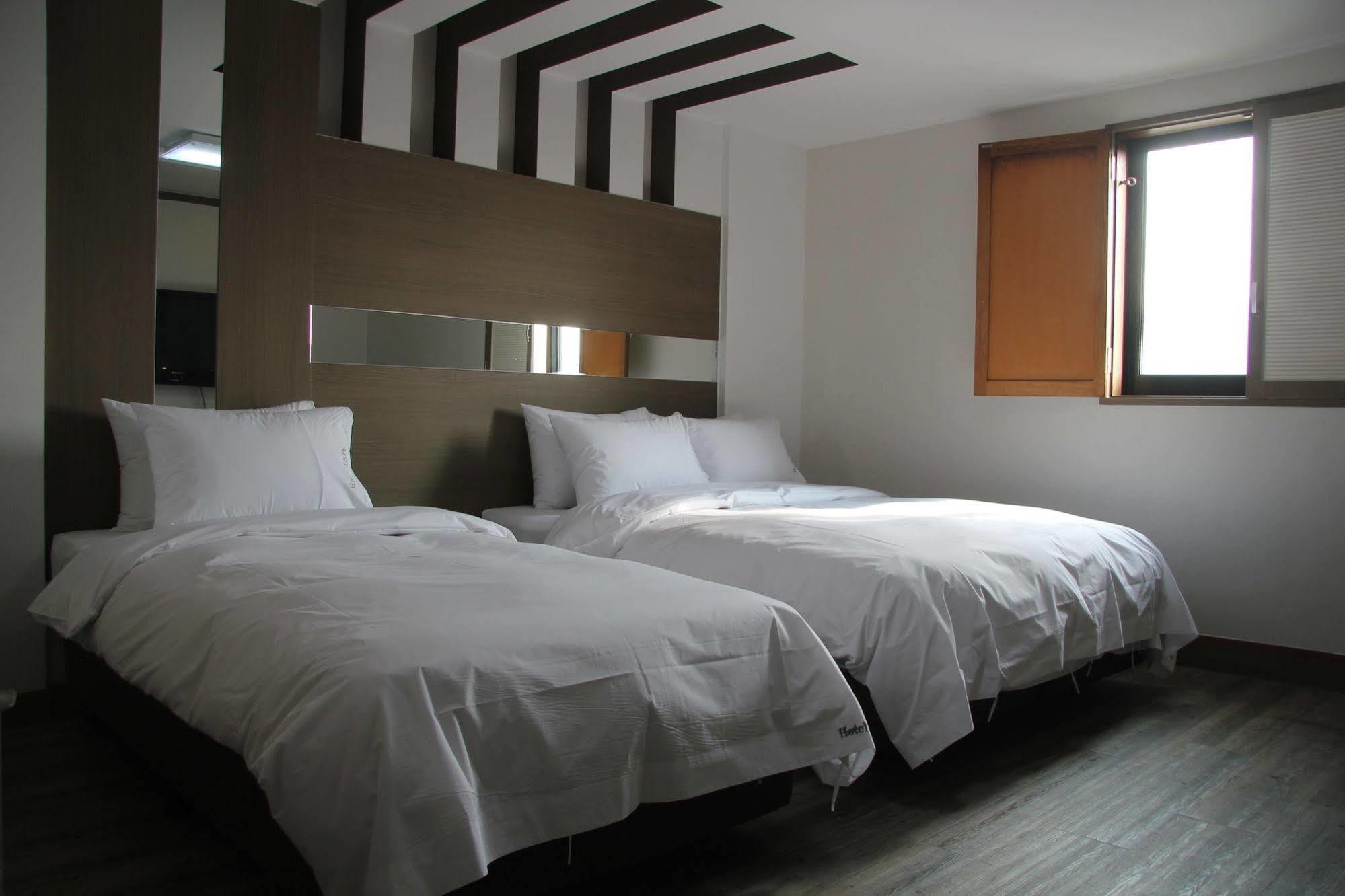 סוואן Hotel Tate מראה חיצוני תמונה